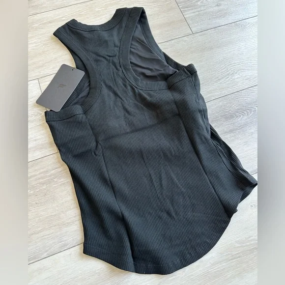 Fabletics HIGH NECK RIB
BUILT IN BRA TANK TOP WOMENS SIZE MEDIUM - Picture 4 of 5